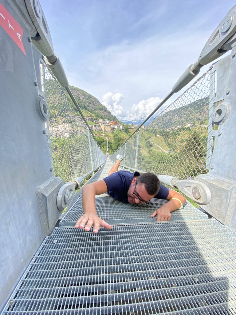 Ragazzo aggrappato sul ponte tibetano per una foto simpatica