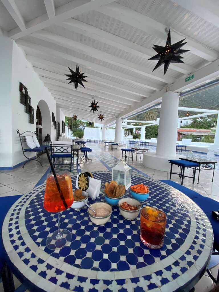 tavolino con aperitivo su una terrazza di Panarea
