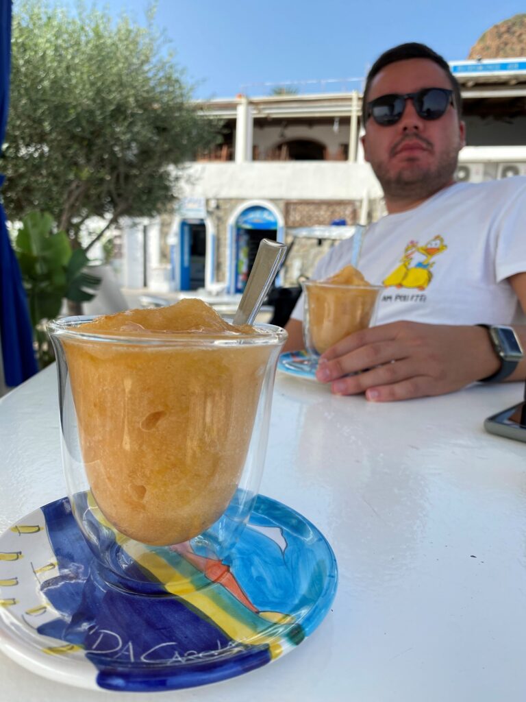 tavolino con granita con sfondo ragazzo sull'isola di Panarea